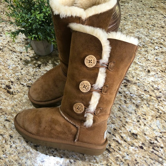 Ugg Australia Bailey Button Triplet Youth Round Toe Suede Tan Winter Boot 2 - Picture 2 of 10